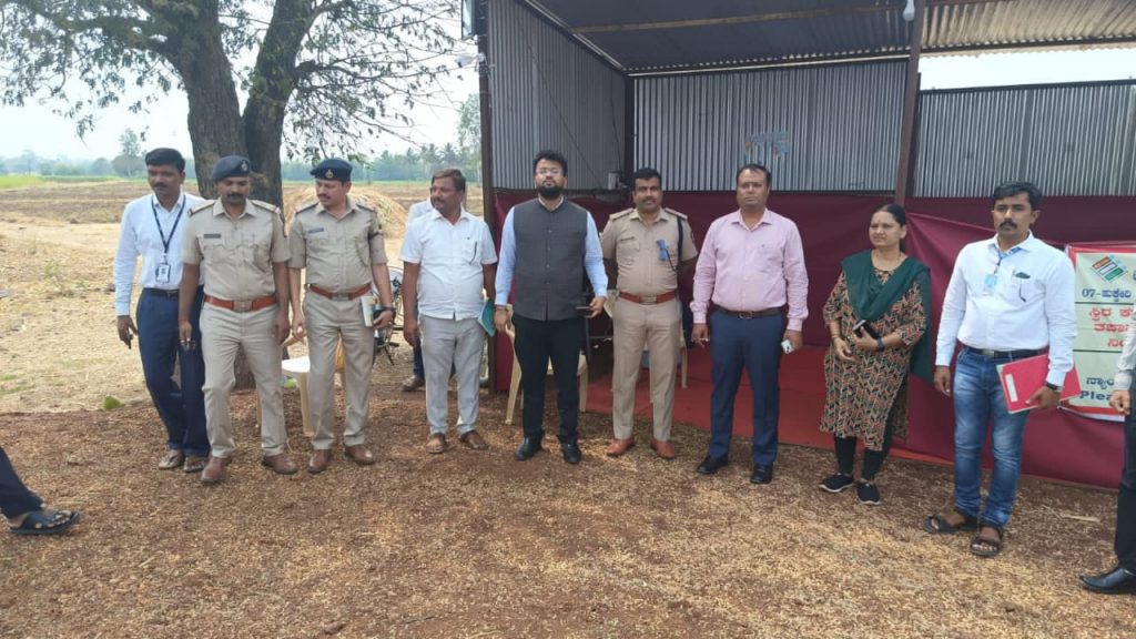 वरिष्ठ प्रशासकीय अधिकाऱ्यांच्या वेगवेगळ्या तपासनाक्यांना भेटी Visits to various investigators by senior administrative officers