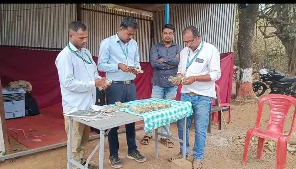 8 lakh seized from bus passenger at Kankumbi check post