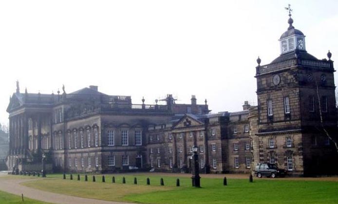 दरवाजांचा रंग समान The color of the doors is the same