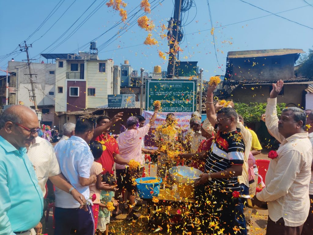 फुलांच्या उधळणीने अनोखी रंगपंचमी A unique Rangpanchami with a burst of flowers