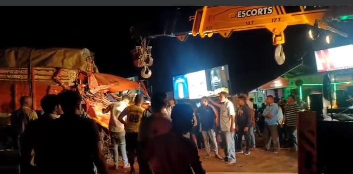 घोड्याव्हाळ येथे दोन ट्रकांमध्ये अपघात : एक ठार, एक गंभीर Accident between two trucks at Ghodyaval : one killed, one critical