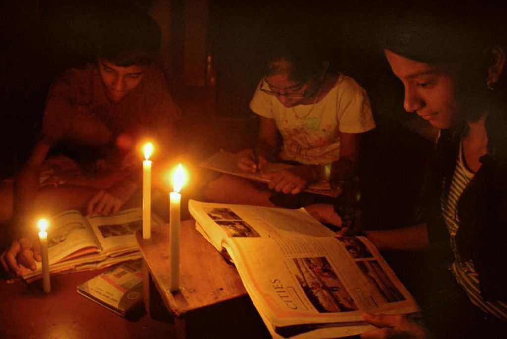 Students-citizens disturbed by interrupted power supply in Kankumbi area
