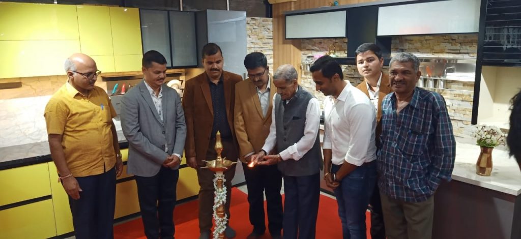 श्रीराम हार्डवेअर आणि प्लायवूडच्या नवीन दालनाचा शुभारंभ Inauguration of Sriram Hardware and Plywood's new showroom