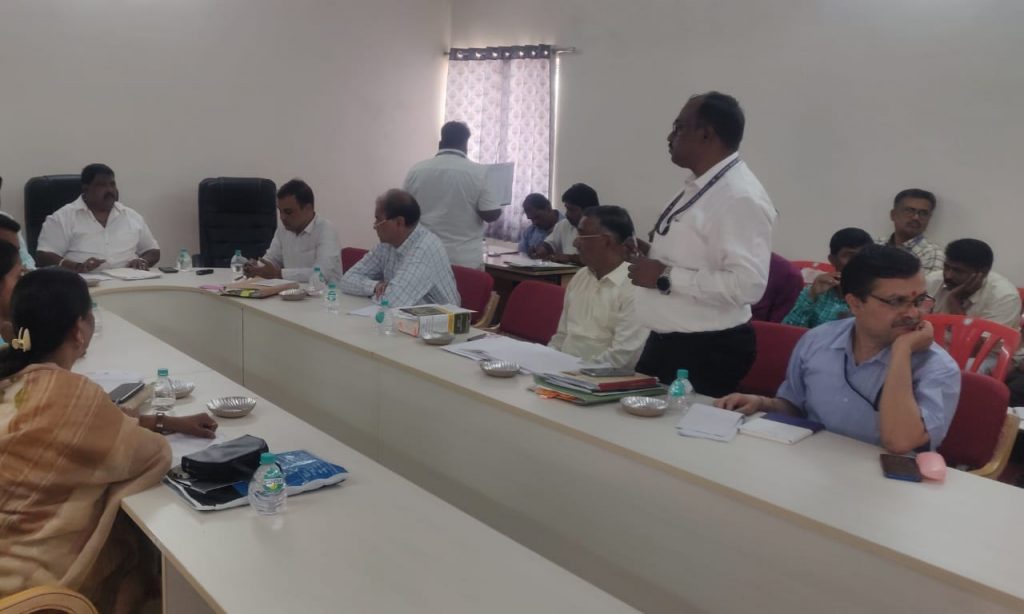 तुरमुरी कचरा डेपोच्या नियोजनावरून मनपा बैठकीत अधिकारी धारेवर Officials on edge in Municipal Council meeting over planning of Turmuri Garbage Depot