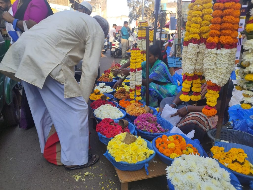 महाशिवरात्रीसाठी नागरिकांची बाजारात वर्दळ Citizens throng the market for Mahashivratri