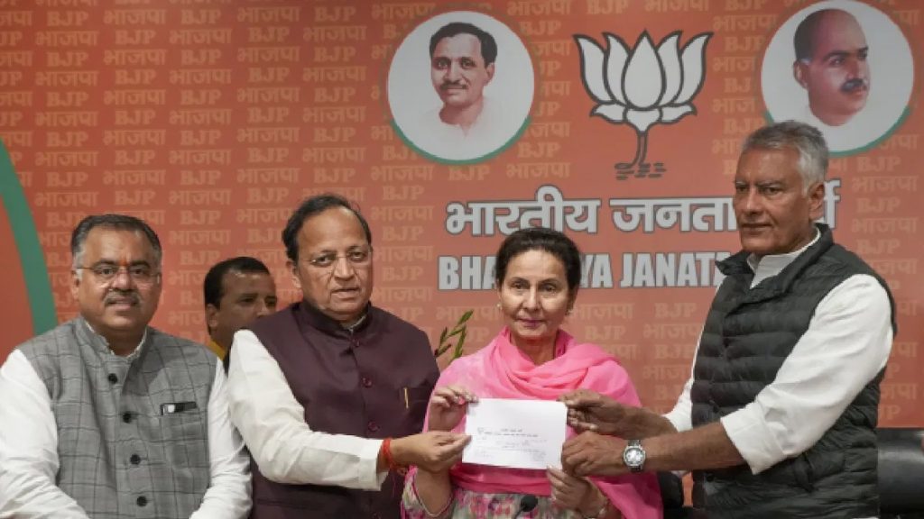 कॅप्टन अमरिंदर सिंग यांची पत्नी भाजपमध्ये Captain Amarinder Singh's wife in BJP