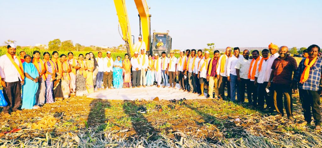 पाण्यासाठी कंग्राळी बुद्रुक येथे विहीर खोदाई Well dug at Kangrali Budruk for water