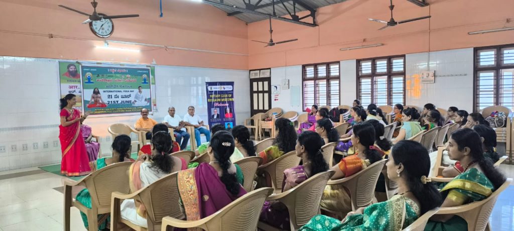 पुरुषांनी महिलांना कमी लेखू नये Men should not underestimate women