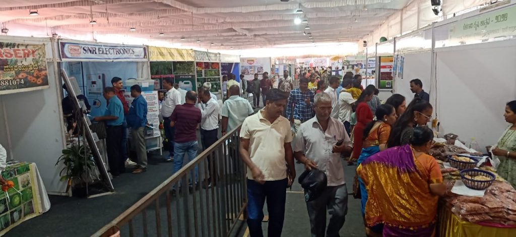 कृषी प्रदर्शनाला शेतकऱ्यांचा उत्स्फूर्त प्रतिसाद Spontaneous response of farmers to agricultural exhibition