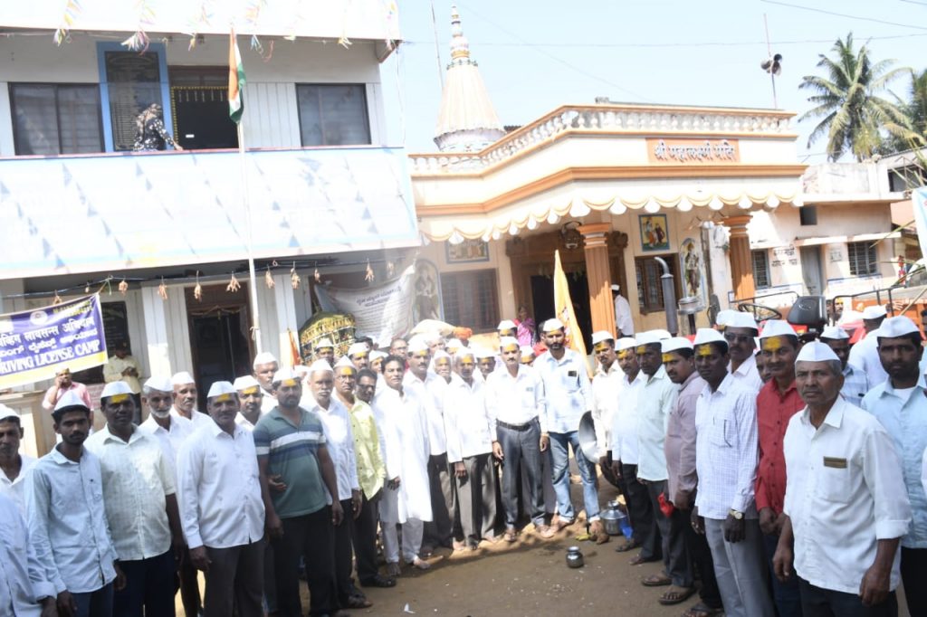 बेनकनहळ्ळी महालक्ष्मी देवीच्या रथसामग्रीचे उत्साहात स्वागत Chariots are welcomed with enthusiasm