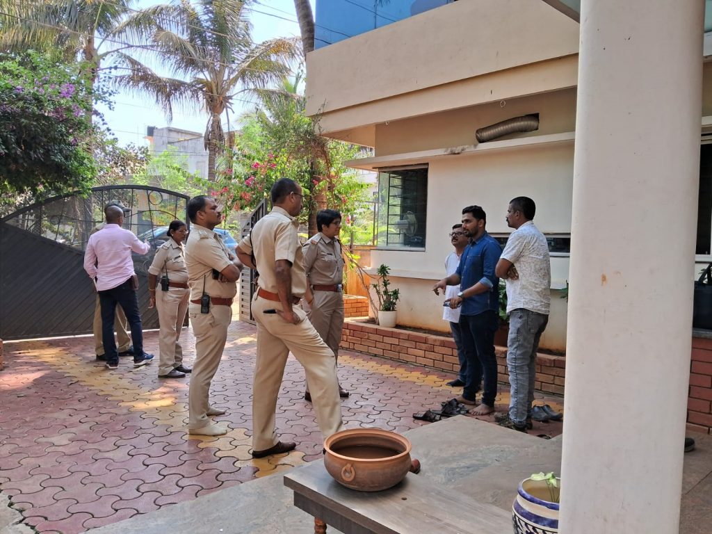 पंधरा मिनिटात लांबविले 25 लाख! 25 lakh extended in fifteen minutes!