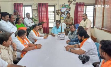 शेंडा पार्क येथील वृक्षांच्या जळीतकांडानंतर कृषी अधिकाऱ्यांवर प्रश्नांचा भडीमार; शिवसेना ठाकरे गटाचे हल्लाबोल आंदोलन