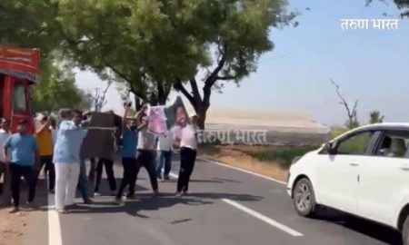 मुख्यमंत्रीसाहेब…! पोकळ वल्गना नको…कारखानदारांना पाठीशी न घालण्यासाठी स्वाभिमानीकडून मुख्यमंत्र्यांना काळे झेंडे CM Eknath Shinde Shetkari Sangathana hoisted black flags