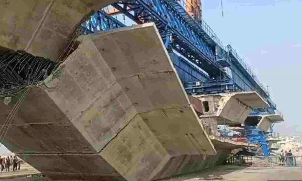 बिहारमधील निर्माणाधीन पूलाचा हिस्सा कोसळला Part of an under-construction bridge in Bihar collapsed