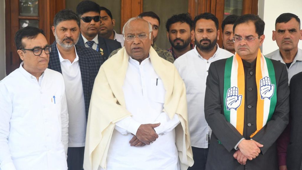 भाजप खासदाराचा काँग्रेसमध्ये प्रवेश BJP MP joins Congress