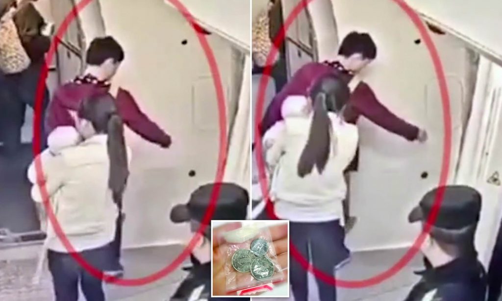 विमानात करत होता जादूटोणा He was doing witchcraft in the plane