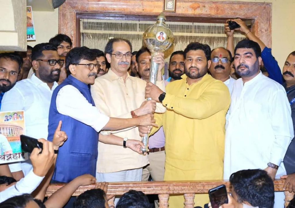 गदेसह मशाल घेऊन चंद्रहारला दिल्लीला पाठवा’ : पक्षप्रमुख उद्धव ठाकरे यांचे आवाहन :