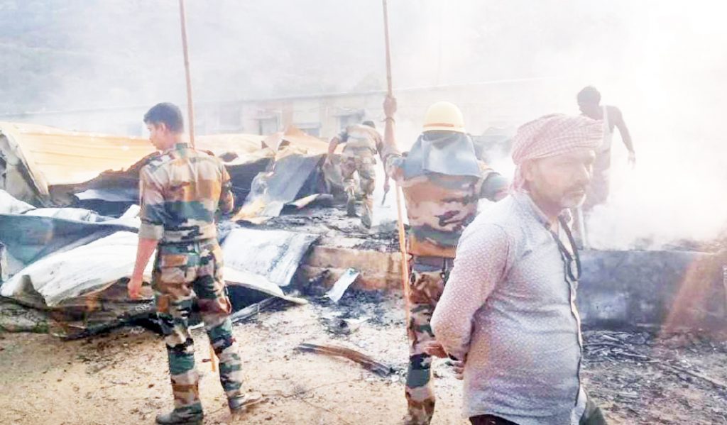 सिलिंडर स्फोटात पाच घरे जळून खाक Five houses were gutted in the cylinder explosion