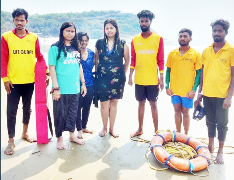 गोकर्णजवळ बुडणाऱ्या तीन महिला पर्यटकांना वाचविले Three women tourists were rescued from drowning near Gokarna