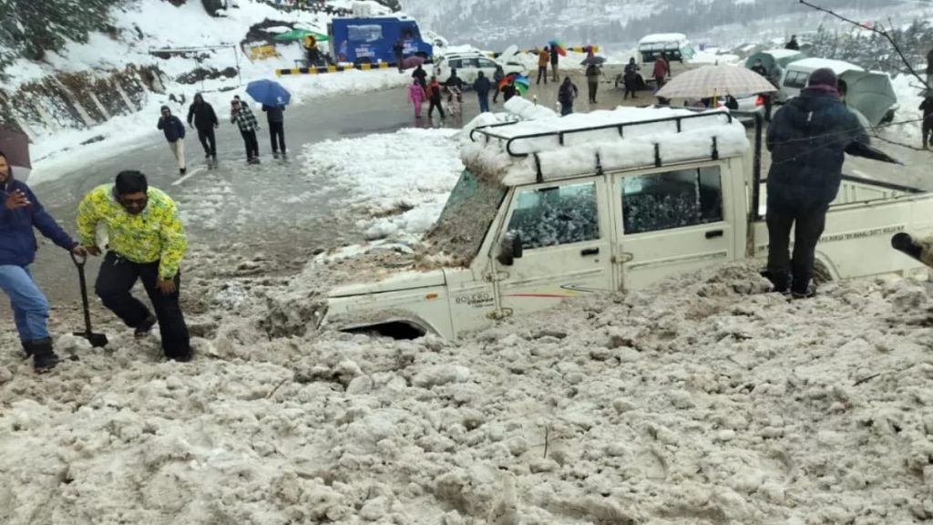 हिमाचलमध्ये हिमस्खलन, काश्मीरमध्ये बर्फवृष्टी Avalanche in Himachal, snowfall in Kashmir
