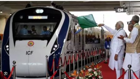 10 वंदेभारत रेल्वेगाड्यांना मोदींनी दाखविला हिरवा झेंडा