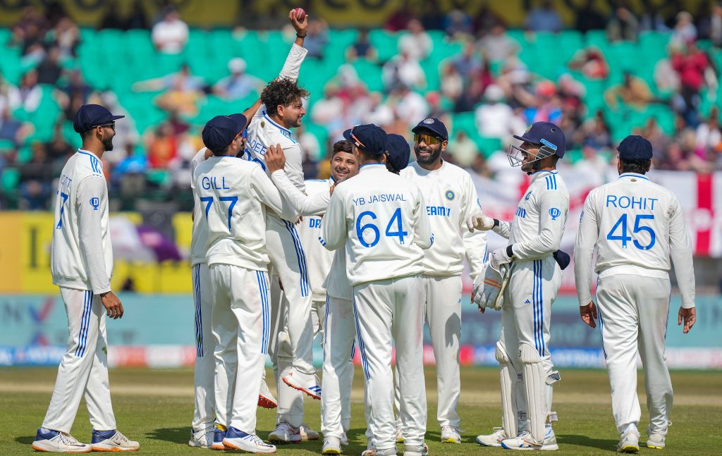 कुलदीपचा पंजा, अश्विनचा चौकार Claw by Kuldeep, four by Ashwin