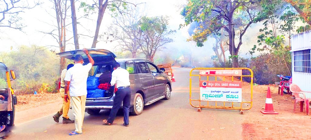 अनमोड, रामनगर चेकनाक्यावर वाहनांची कसून तपासणी Scrutiny of vehicles at Anmod, Ramnagar Checkpoint