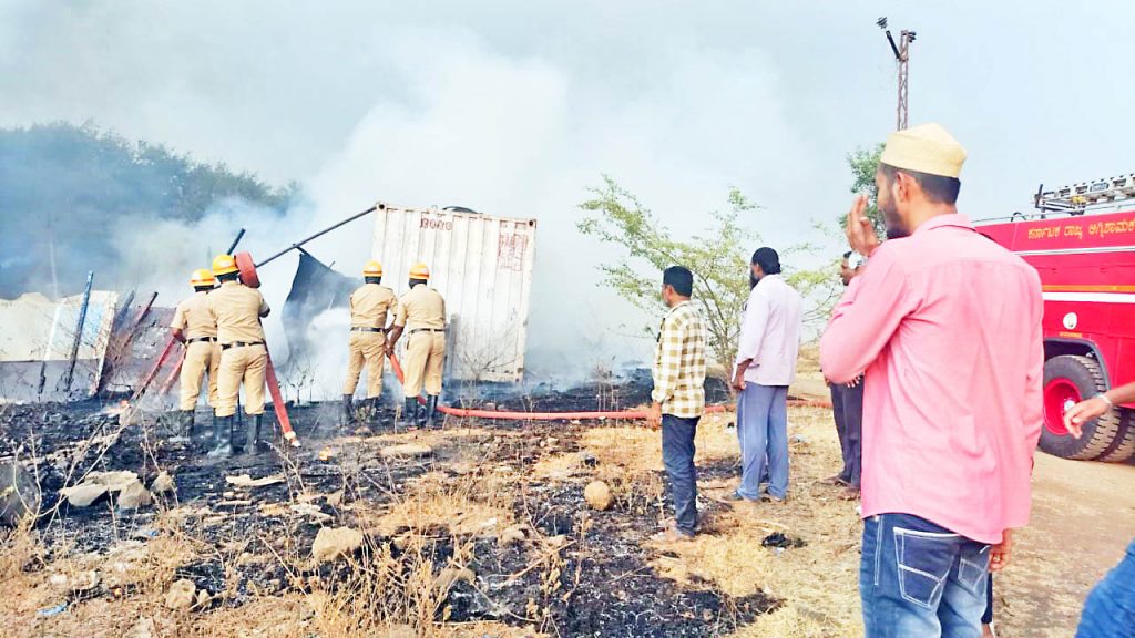 Garage fire in Chikodi; Loss of thousands