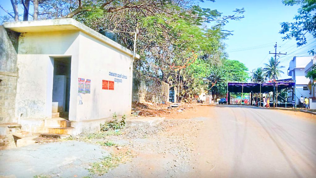 Destruction of toilet, citizens are shocked due to stench