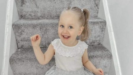 काहीही खाणारी चिमुरडी