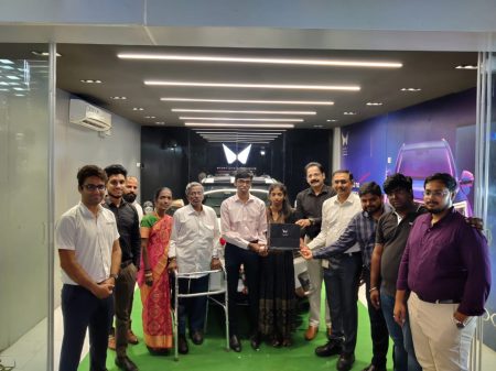 बुद्धिबळपटू प्रज्ञानंद आणि त्याच्या पालकांना आनंद महिंद्रांनी दिली XUV400 इलेक्ट्रिक कार भेट