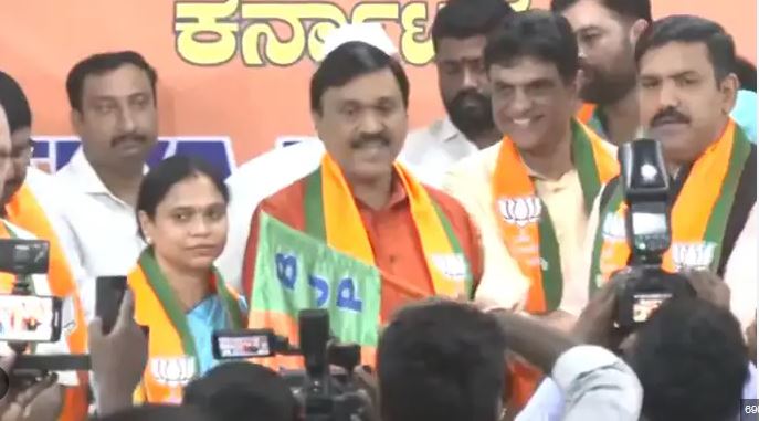 केआरपीपी भाजपात विलिन आमदार जनार्दन रेड्डीचा भाजपमध्ये प्रवेश Janardhan Reddy joins BJP
