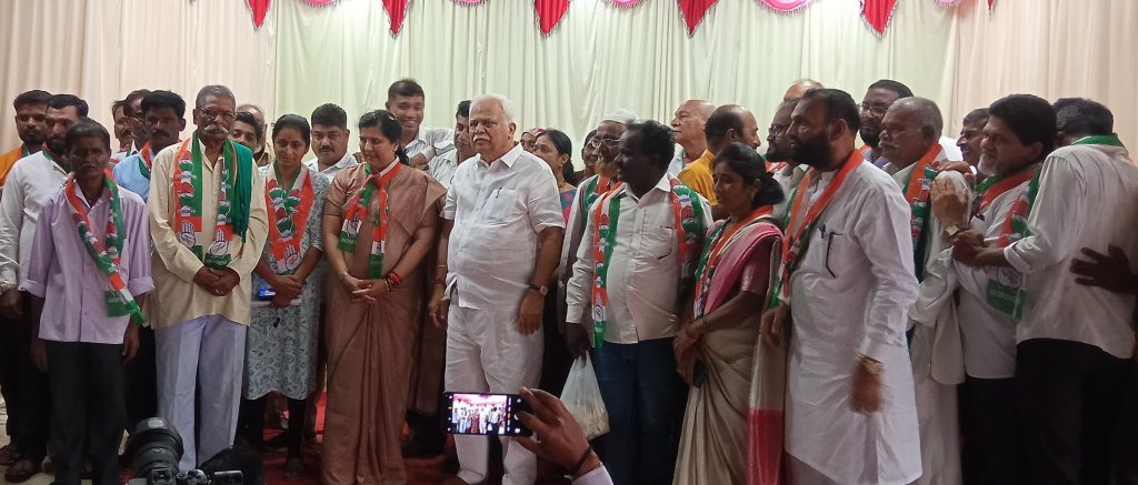 खानापुरातील निजद कार्यकर्त्यांचा काँग्रेसमध्ये प्रवेश Nijd workers from Khanapur join Congress