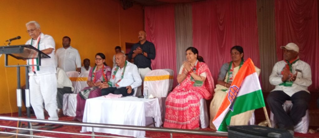 देशात लोकशाही जिवंत राहण्यासाठी काँग्रेसला मतदान करा Vote for Congress to keep democracy alive in the country