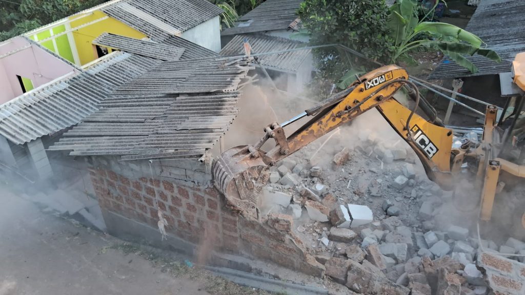 सांगोल्डातील 12 बेकायदा घरांवर बुलडोझर Bulldozers on 12 illegal houses in Sangolda