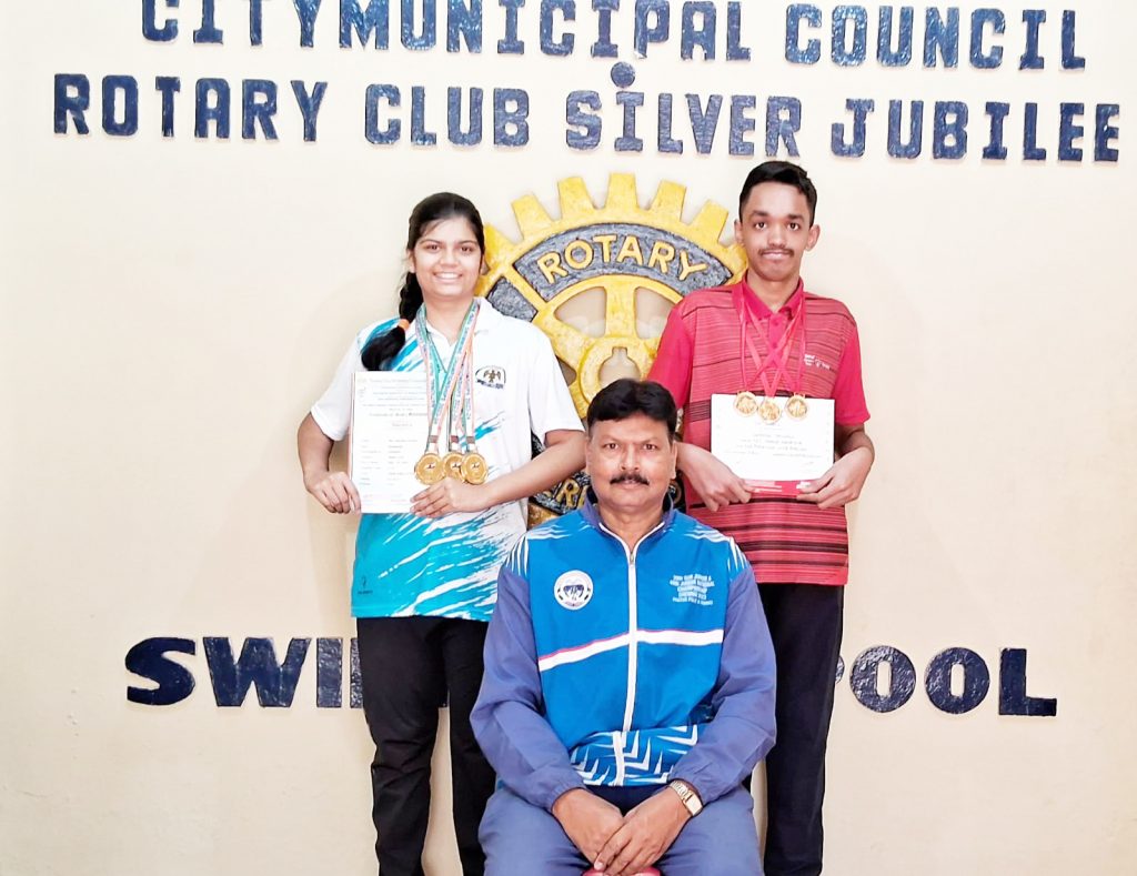 ओम, संचिता यांना जलतरण स्पर्धेत सुवर्णपदके Gold medals for Om, Sanchita in swimming competition