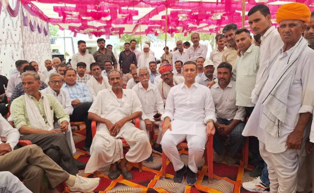 राजस्थानमध्ये काँग्रेसला मोठा धक्का, ४०० कार्यकर्त्यांनी सोडला पक्ष Big blow to Congress in Rajasthan, 400 workers left the party