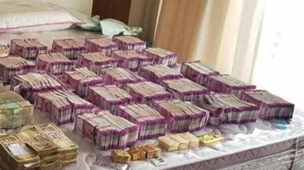 बेंगळूरमध्ये 10 हून अधिक ठिकाणी प्राप्तिकर छापे Income Tax raids at more than 10 locations in Bangalore