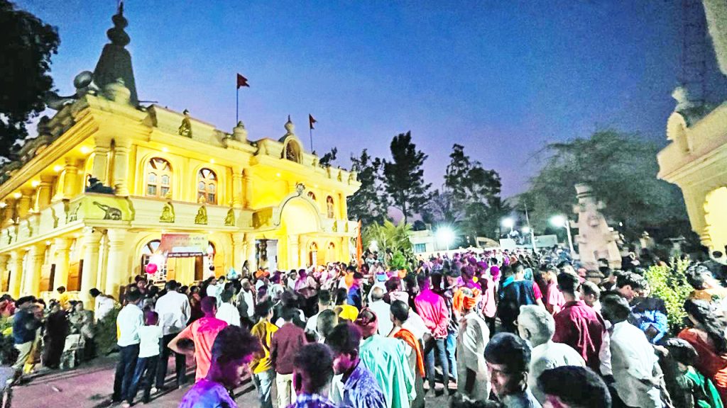 On the occasion of Gudi Padwa, a procession of bullock carts takes place at Budruk in Kangrali