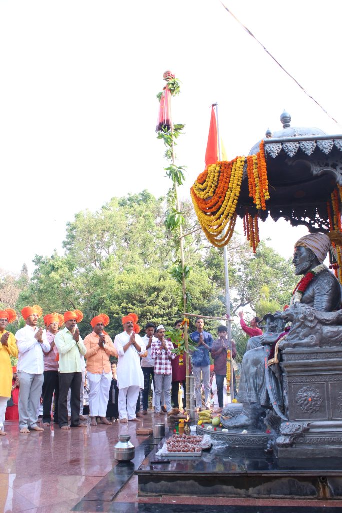 Milk abhishek to Shivaji Maharaj on the occasion of New Year by Shiv Pratishthan