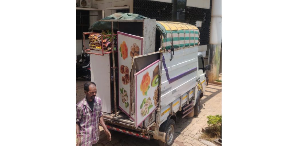 ‘त्या’ स्वीटमार्ट मालकाचे साहित्य परत Back to 'that' sweetmart owner's material