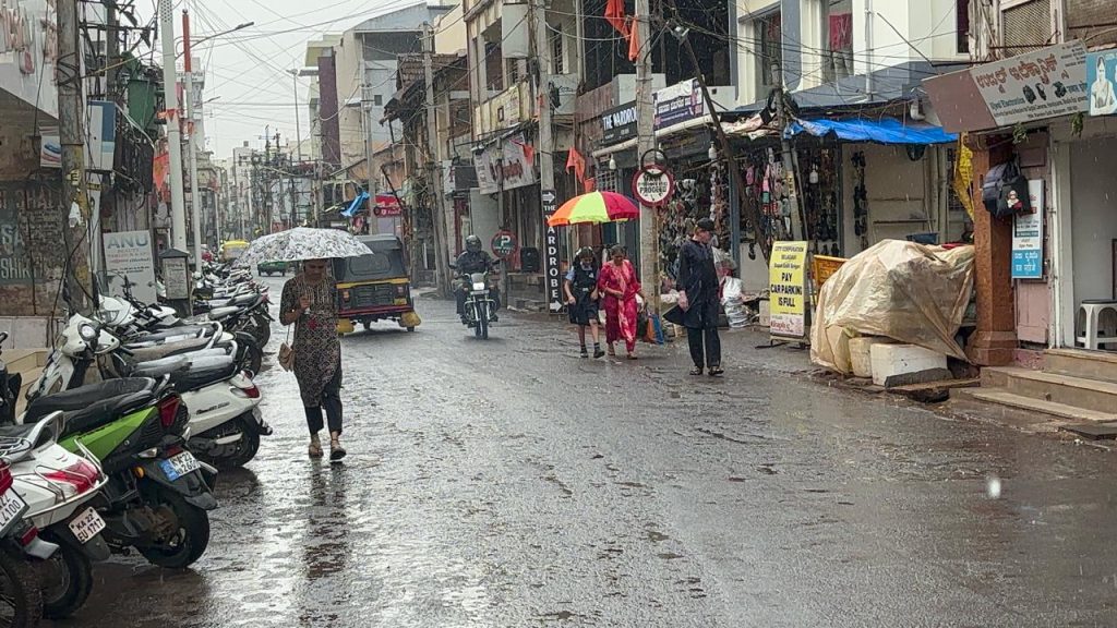 Arrival of rains with strong winds in urban areas