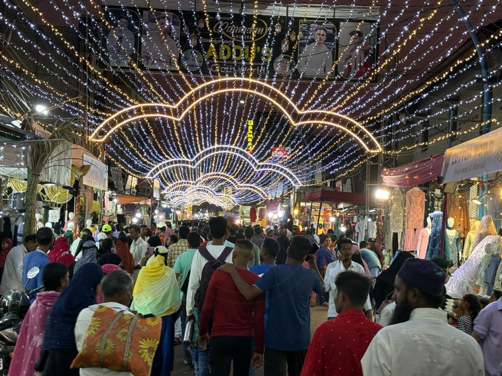 रमजाननिमित्त खरेदीसाठी बाजारपेठेत गर्दी The market is crowded for shopping during Ramadan