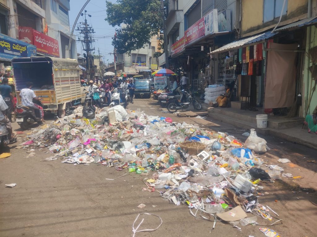 शहरात पुन्हा साचू लागले कचऱ्याचे ढीग Garbage piles began to accumulate again in the city