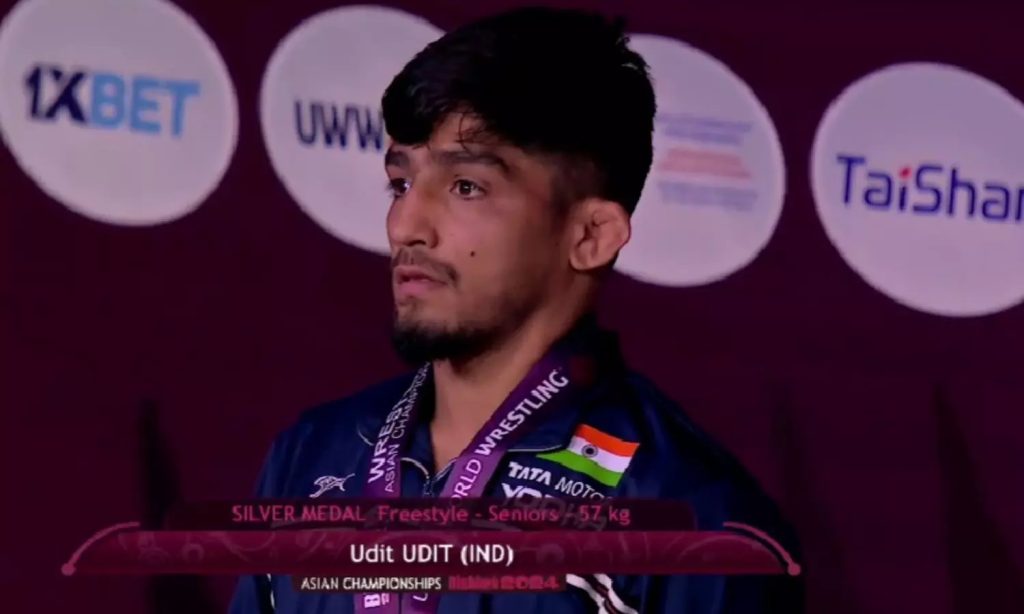उदितला रौप्य, अभिमन्यू, विकीला कास्यपदक Silver to Udit, Abhimanyu, Bronze to Vicky