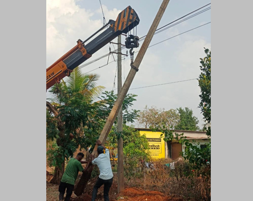 वळिवाच्या दणक्याने हेस्कॉमचे नुकसान Damage to Hescom due to shock wave