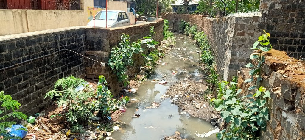 पहिल्याच वळिवाने नाले कचऱ्याने तुडुंब At the very first bend, the drains are overflowing with garbage