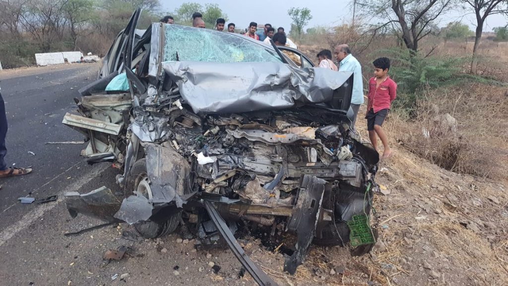 कार-ट्रक अपघातात चार जण ठार Four killed in car-truck accident
