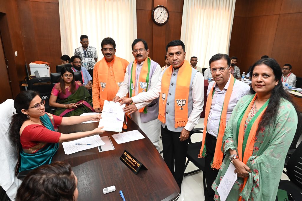 शक्तिप्रदर्शनासह श्रीपाद, पल्लवी यांचे अर्ज दाखल Applications filed by Shripad, Pallavi with Shaktiperesha