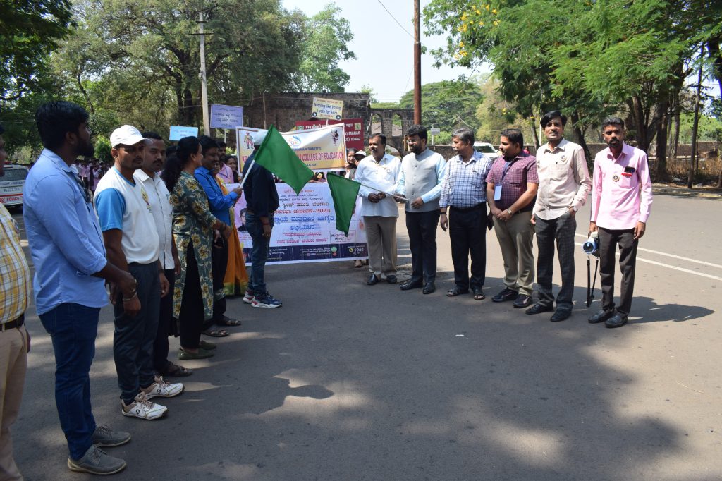 स्वीप समितीकडून गुलाबपुष्पाद्वारे मतदान जागृती Voting Awareness through Gulab Pushma by Sweep Committee